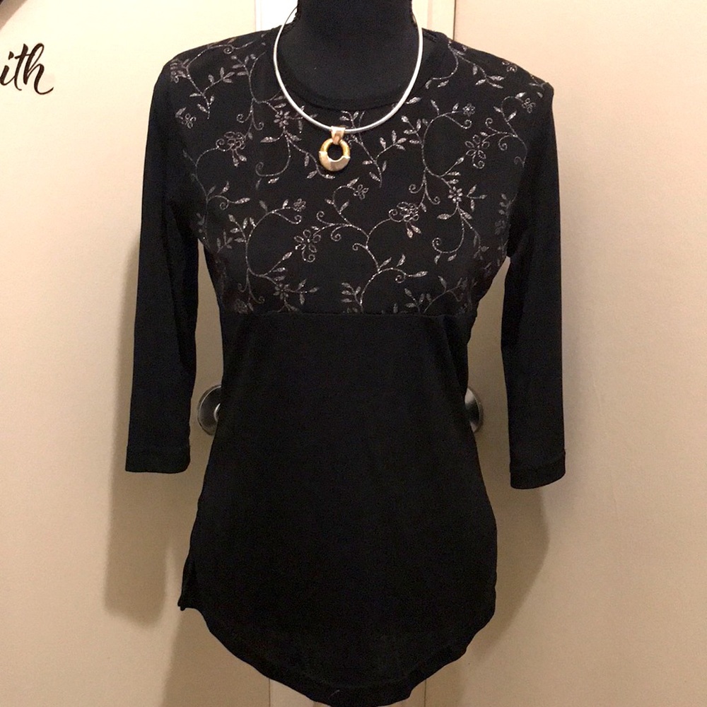 E) Ladies No Boundaries Black Sz Medium Long Sleeve Decorative Blouse. Pre-Owned